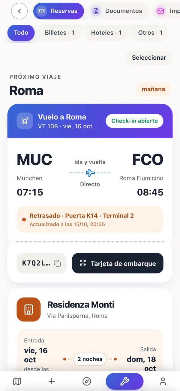 Las reservas de un viaje a Roma: el vuelo como tarjeta de embarque con retraso, puerta y terminal, y debajo el hotel con llegada, salida y dos noches.