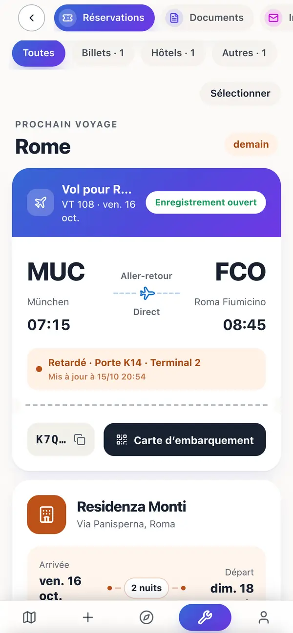 Les réservations d'un voyage à Rome : le vol en carte d'embarquement avec retard, porte et terminal, puis l'hôtel avec arrivée, départ et deux nuits.