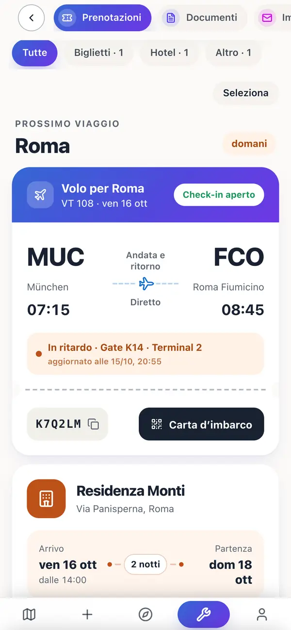 Le prenotazioni di un viaggio a Roma: il volo come carta d'imbarco con ritardo, gate e terminal, sotto l'hotel con arrivo, partenza e due notti.